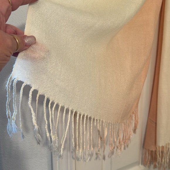 Pashmina 100% peach and crème rectangle wrap with fringe NWT! - Picture 6 of 7